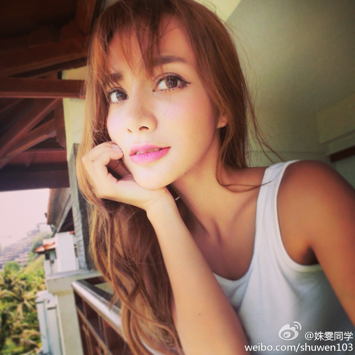 Shu Wen, a Chinese Russian mixed blood student of Fu Normal University, became popular and took photos in private